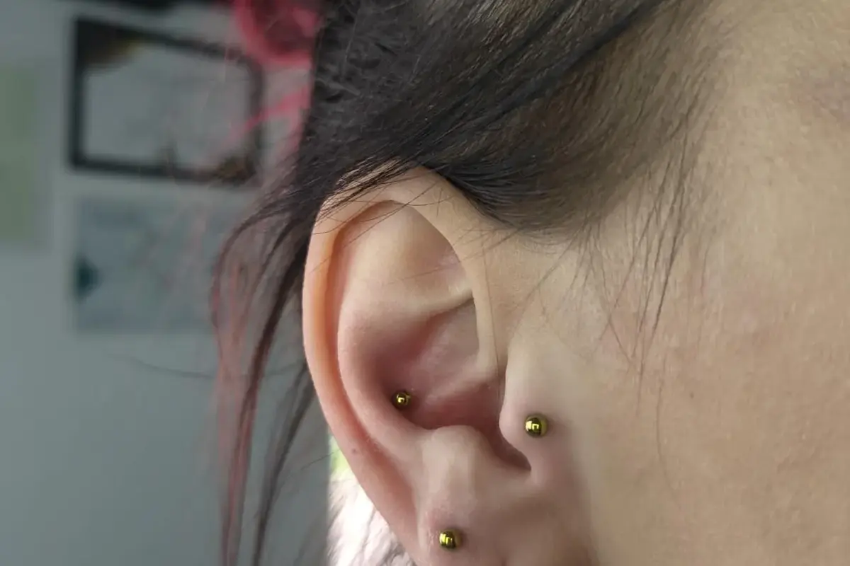 Kompozycja piercingu ucha wykonana w One More Tattoo